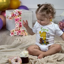 Kép 2/4 - Egy éves lettem Erdei Állatokkal (Sárga) (Egyedi felirattal) - Babaruha