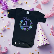 Kép 3/5 - Virágkoszorú szülinap, Lila kék változat (Egyedi névvel) - Babaruha