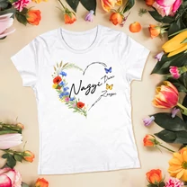 Kép 2/4 - Pillangós virágkoszorú (unokák nevével) - Mama póló (Mami, mama, nagyi, dédi felirattal)