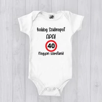 Kép 1/2 - Boldog Születésnapot Apa, Nagyon szeretünk (Sebességkorlátozó táblával) - Babaruha