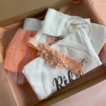 Kép 4/8 - Elefáni Megérkeztem - Babadoboz (Egyedi név + Hajpánt)