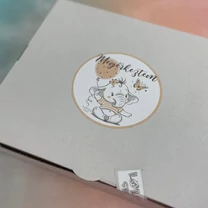 Kép 2/8 - Elefáni Megérkeztem - Babadoboz (Egyedi név + Hajpánt)