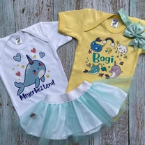 Kép 4/6 - Narvál Megérkeztem - Babadoboz (Egyedi név + hajpánt)