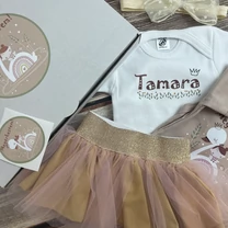 Kép 7/7 - Hattyú Kishercegnő Megérkeztem - Babadoboz  (Egyedi név + Hajpánt)