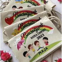 Kép 1/16 - Ballagási tarisznya "Szivárvány" mintával, egyedi névvel, jellel (04B típus, egyedi)