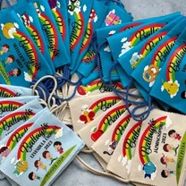 Kép 8/16 - Ballagási tarisznya "Szivárvány" mintával, egyedi névvel, jellel (04B típus, egyedi)