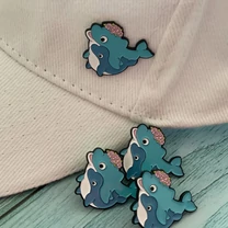 Kép 1/2 - Delfinek Virággal (Anya - Baba) Kitűző