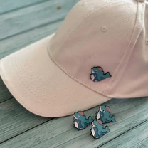 Kép 2/2 - Delfinek Virággal (Anya - Baba) Kitűző