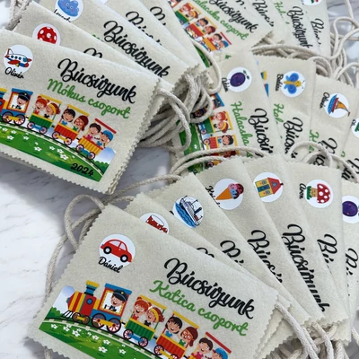 Ballagási tarisznya "Gyerekek a vonaton" mintával, egyedi névvel, jellel (03B típus, egyedi)