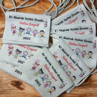 Ballagási tarisznya "Gyerekek lufival" mintával, egységes (05A típus, egyedi)