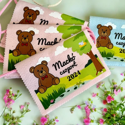 Ballagási tarisznya "Meseerdő" mintával, egységes csoport jellel (06A típus, egységes)