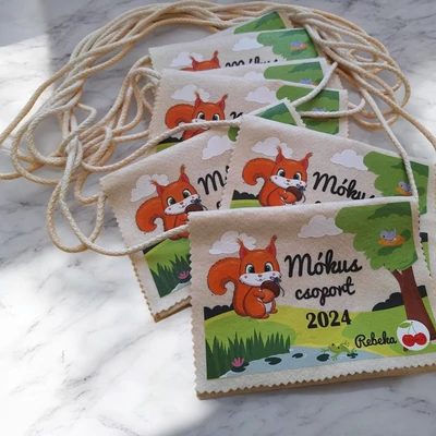 Ballagási tarisznya "Meseerdő" mintával, egyedi névvel, jellel (06B típus, egyedi)