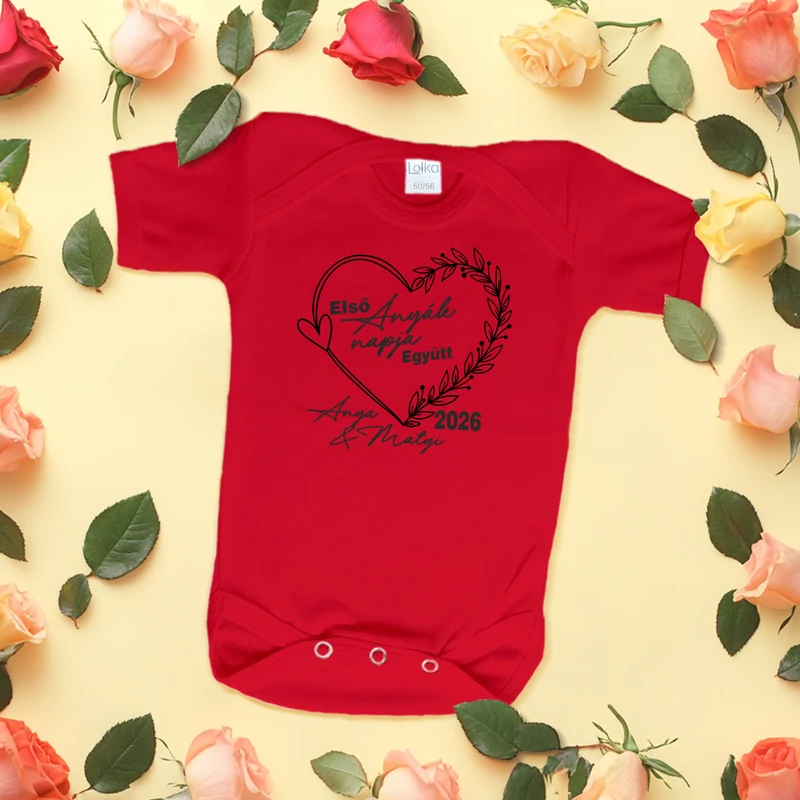 Első Anyák Napja, Szívkoszorú (Egyedi névvel) -  Babaruha