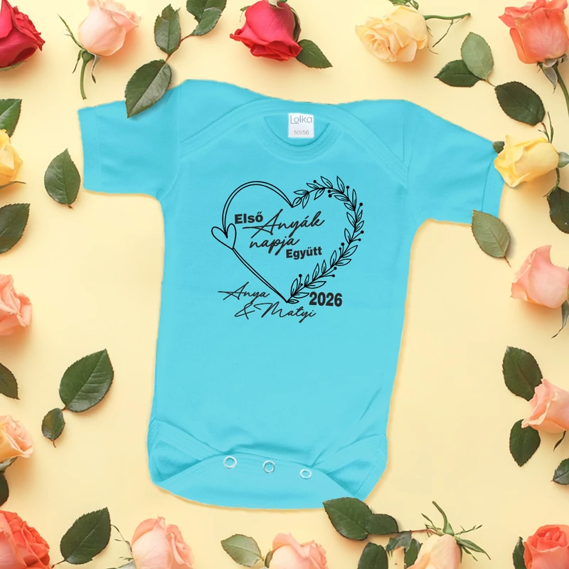 Első Anyák Napja, Szívkoszorú (Egyedi névvel) -  Babaruha