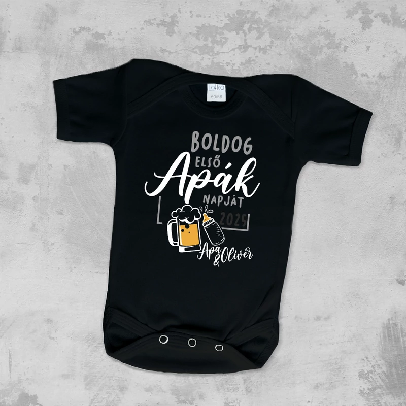 Boldog Apák Napját (Egyedi névvel, sörös koccintós) -  Babaruha