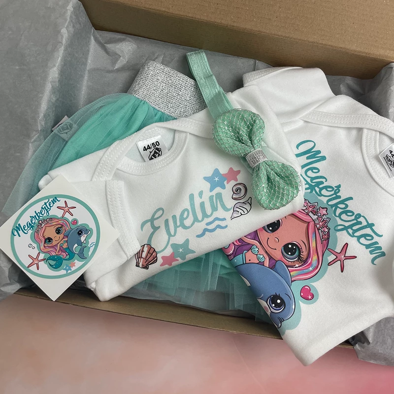 Bébi Sellő Megérkeztem - Babadoboz  (Egyedi név + Hajpánt)