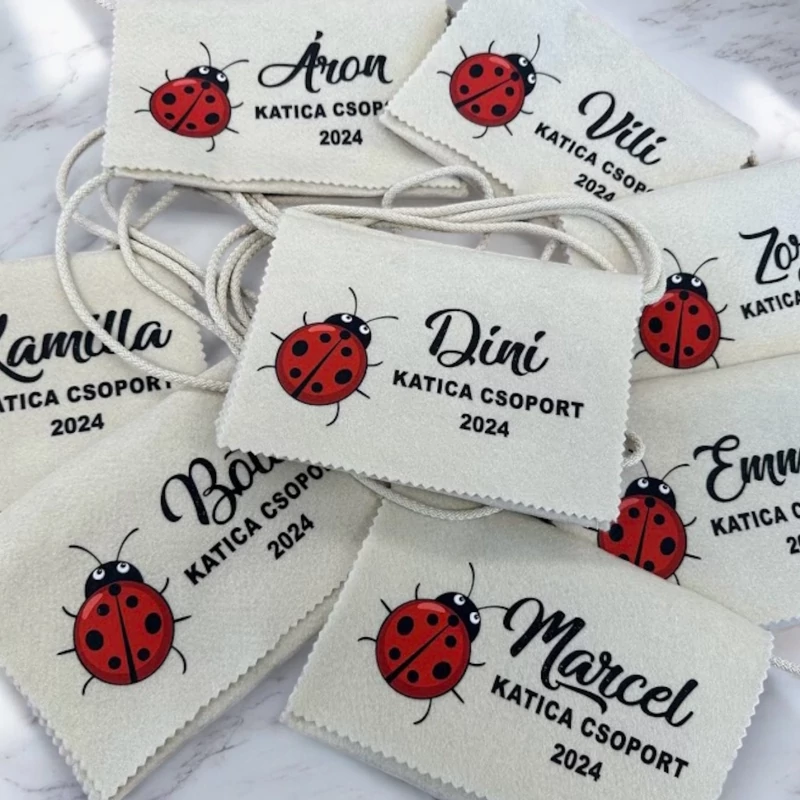 Ballagási tarisznya a csoport jelével, egyedi névvel, jellel (01B típus, egyedi)