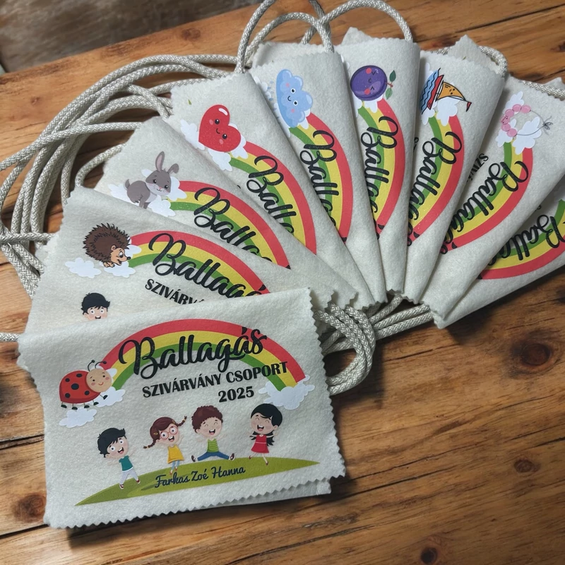 Ballagási tarisznya "Szivárvány" mintával, egyedi névvel, jellel (04B típus, egyedi)