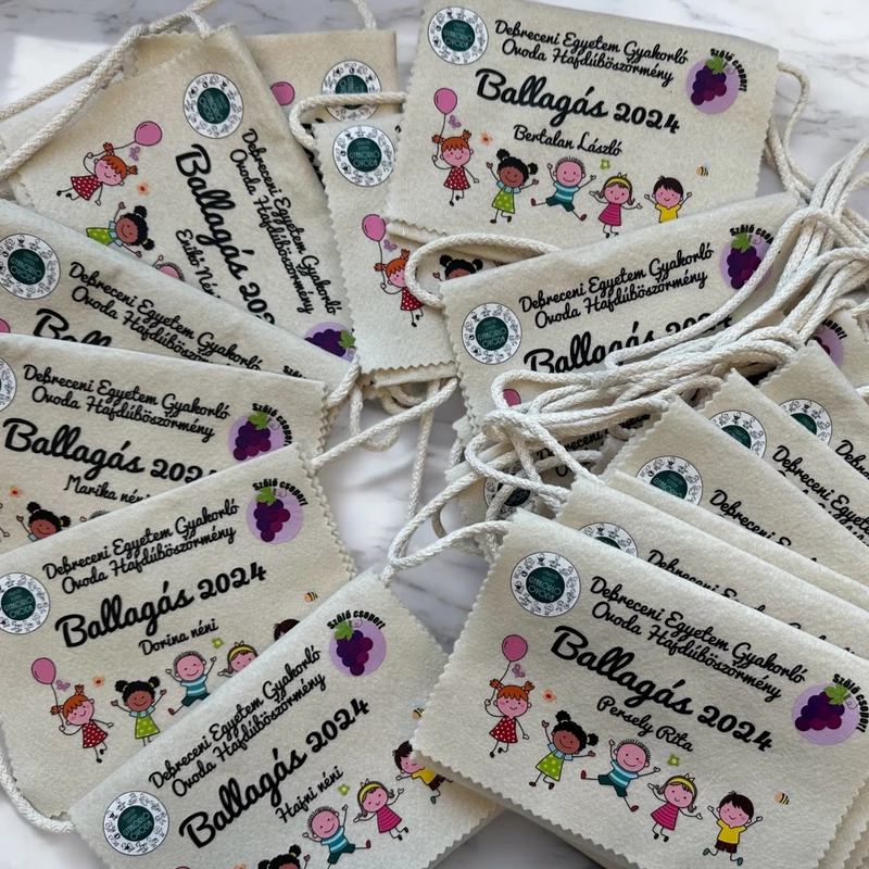 Ballagási tarisznya "Gyerekek lufival" mintával, egyedi névvel, jellel (05B típus, egyedi)