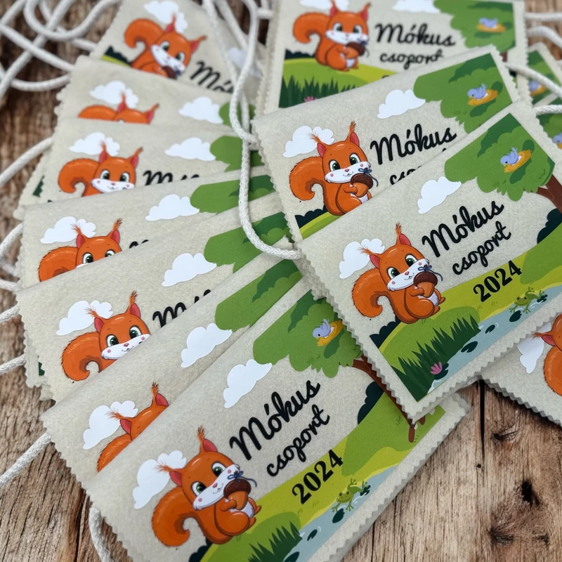 Ballagási tarisznya "Meseerdő" mintával, egységes csoport jellel (06A típus, egységes)