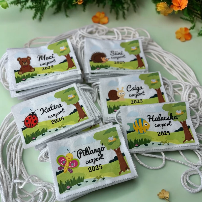 Ballagási tarisznya "Meseerdő" mintával, egységes csoport jellel (06A típus, egységes)