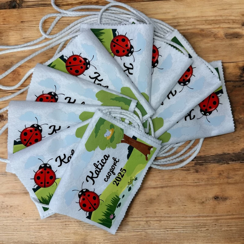 Ballagási tarisznya "Meseerdő" mintával, egységes csoport jellel (06A típus, egységes)