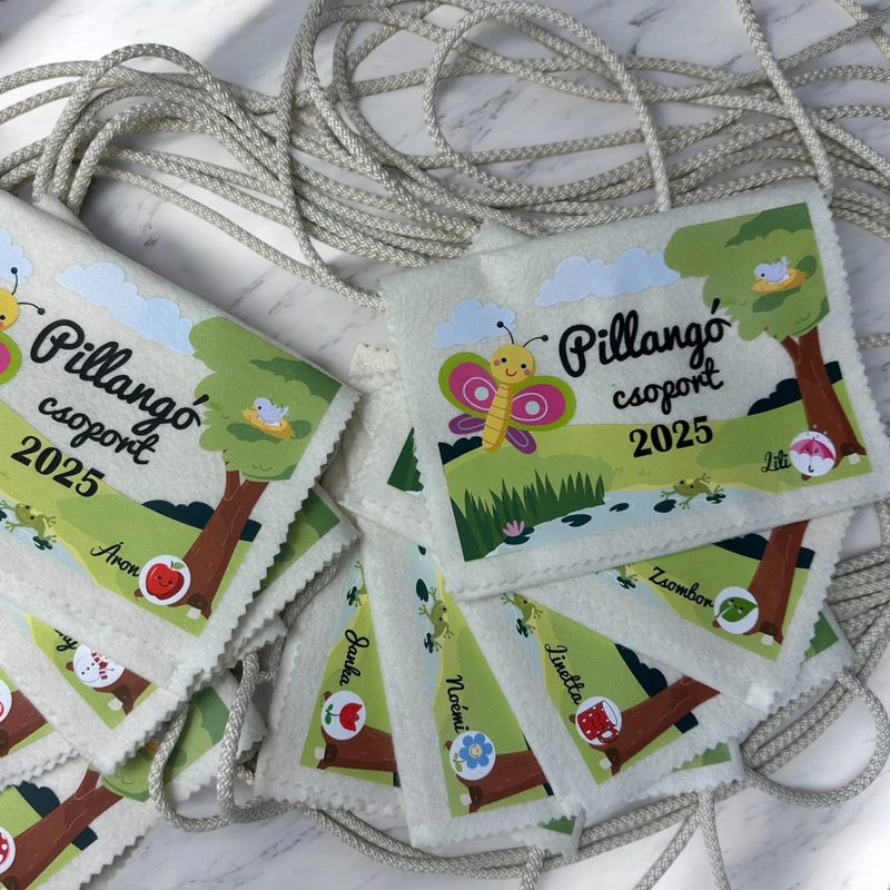 Ballagási tarisznya "Meseerdő" mintával, egyedi névvel, jellel (06B típus, egyedi)