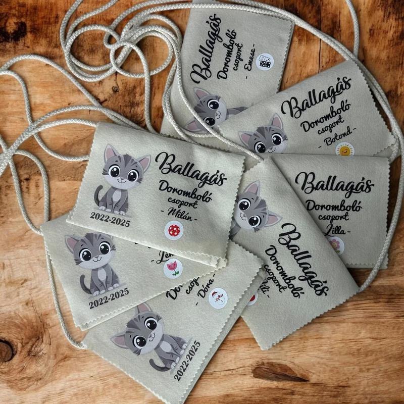 Ballagási tarisznya a csoport jelével, egyedi névvel, jellel (01B típus, egyedi)